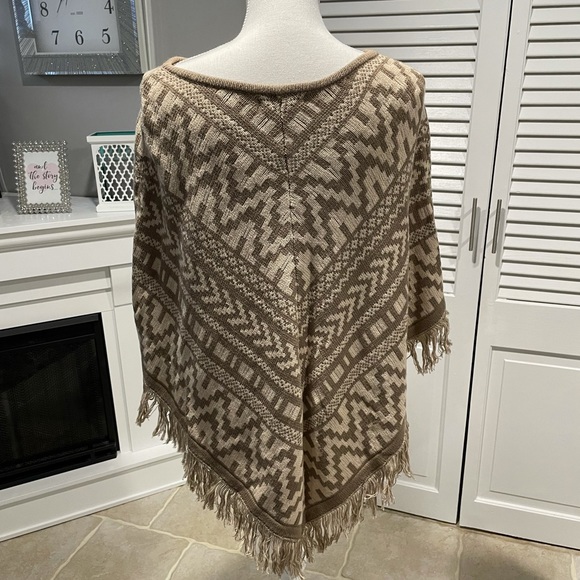 Style&co Neutral Beige Tan Fringed Poncho Shrug - Picture 2 of 3